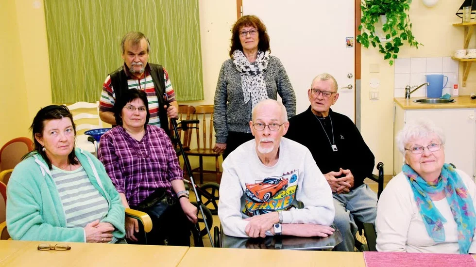 Oroade brukare vid Sundets rehabilitering i Östhammar. Fr v Annica Bengtsson, Clary Naeslund,  Janne Lundqvist,  Marianne Grundtman, samt bakre raden fr v Tommy Andersson, Marianne Lindal och Börje Nordström (i svart).