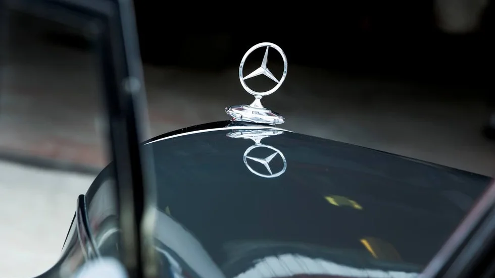 I fronten återfinns en av världens mest kända varumärken, där den treuddiga stjärnan symboliserar motorns dominans över de tre elementen; luft, land och hav.