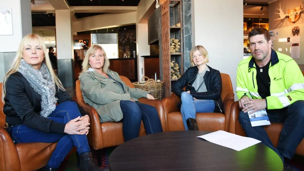 Föräldrarna Helena Movenius, Anette Isaksen, Eva Salmi och Jan Roth tycker inte att kommunens förslag att flytta elever melan skolor i Kiruna är bra och efterlyser en dialog.