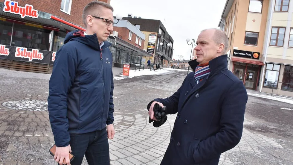Gemensam strategi. Stadsflytten i Kiruna kräver ett fördjupat samarbete mellan LKAB och Kiruna kommun. Nu har man tagit fram en gemensam strategi för arbetet framåt. Under onsdagen presenterar kommunen en byggtidplan - som är synkad LKAB:s nya tidplaner för köp av fastigheter och flytt. Det berättar LKAB:s Stefan Hämäläinen och kommunens Peter Niemi.