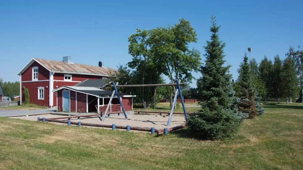 Norrbottensgården på Ejdergränd 18 på Hertsön. Gården har tidigare använts som förskola men nu går kommunen ut på nytt med en inbjudan till markanvisning.