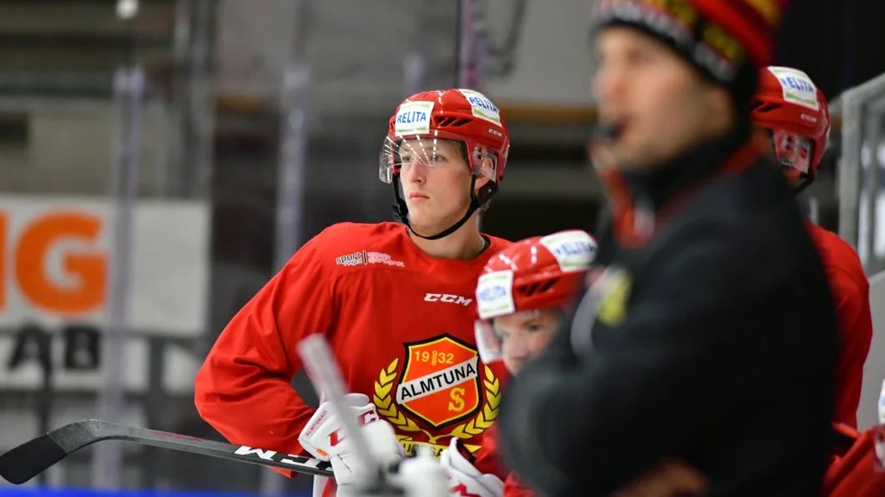 Jacob Svensson är tillbaka som forward när Almtuna möter Västervik i Gränbyhallen.