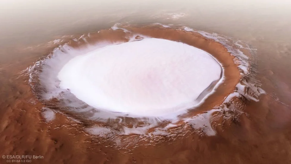 Rymdsonden Mars Express har hittat en isig krater på mars.