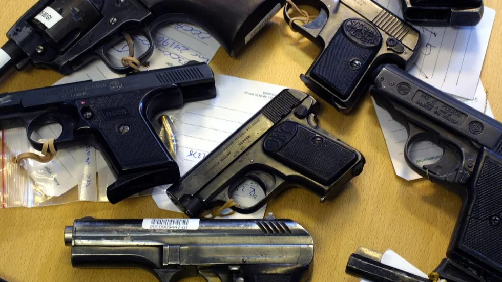 Det pistolliknande föremål som hittades i ett buskage på Centralgatan i Tierp förra veckan vaer en platskopia av en pistol som destruerats.