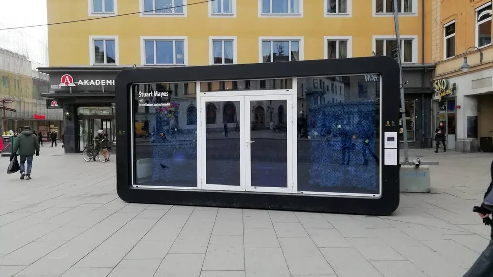 Konstkuben med Stuart Mayes konsverk "M"