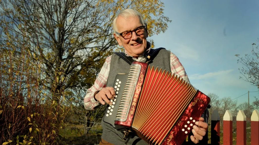 Att lära sig spela durspel var mödan värt. Eimer Boman kan nu spela för pensionärerna på det äldreboende där hustrun vårdas för sin demens.