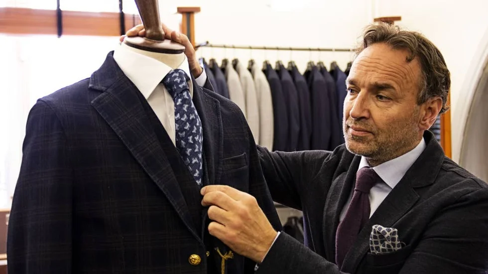 Crister Berglund, butikschef på Jaber, visar hur man knyter en slips.