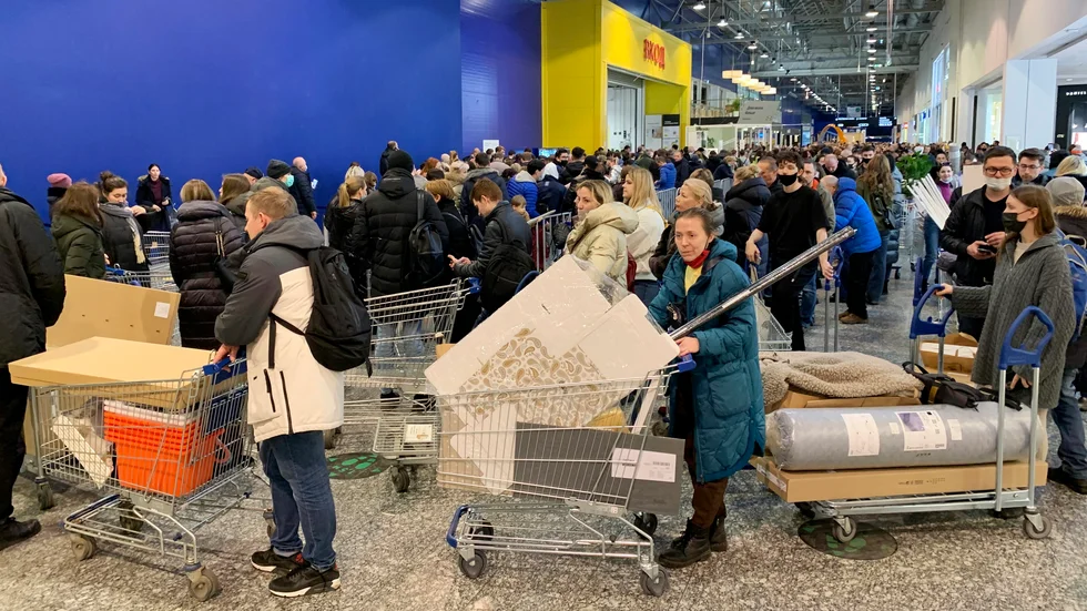 Köer på ett Ikea-varuhus utanför Moskva innan bolaget stängde verksamheten i Ryssland. Arkivbild.