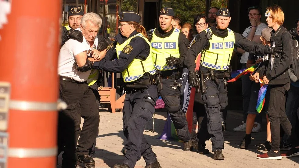Bo Nilsson, NMR, övermannades direkt av polisen.