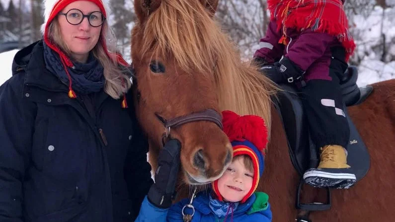 "Jag är så tacksam för de som sänker hastigheten och håller ut, de brukar jag tacka med en nickning eller en tumme upp", säger Kristin Widmark, här med barnen Jon-Niilas och Elsa och hästen Húni fra Skollagróf.