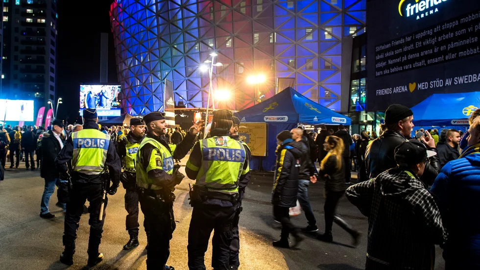 Polis och åskådare utanför Friends Arena i Solna. Arkivbild.