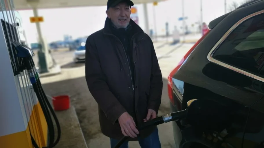 Conny Hultqvist menar att han och frun Seija Saarenpään har behövt dra in på en hel del saker för att ha råd med de höga dieselpriserna.