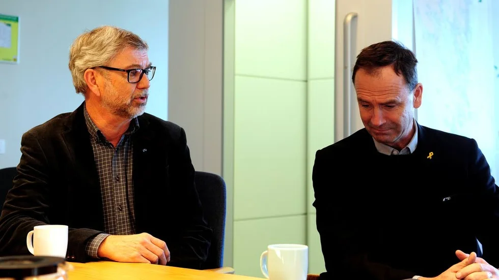Besök. Sverker Thorén (L) och Anders Widman (L) pratade om hotet från Ryssland på kustbevakningens kontor i Västerviks hamn.
