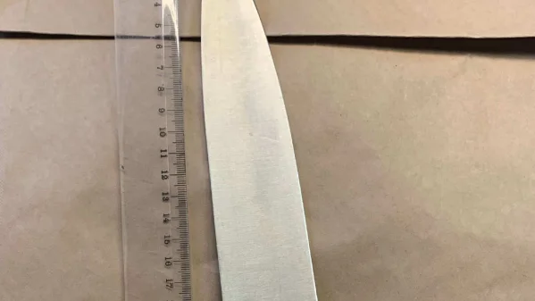 Kniven tillhör målsägande och ska ha använts i samband med de misstänkta brotten. Den misstänkta mannen är i 35-årsåldern och brotten bör bedömas som grovt, står det i åtalet.