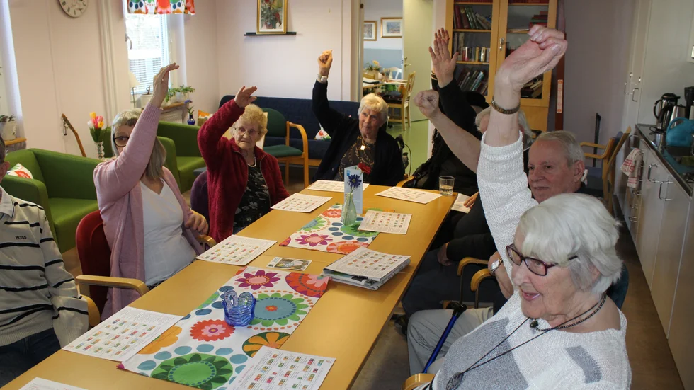 Här spelar besökarna på Träffpunkt Rösgången 31 hållbarhetsbingo genom stretching!