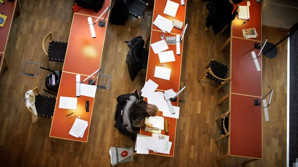 Utbildning. Studenter i en läsesal på en högskola.