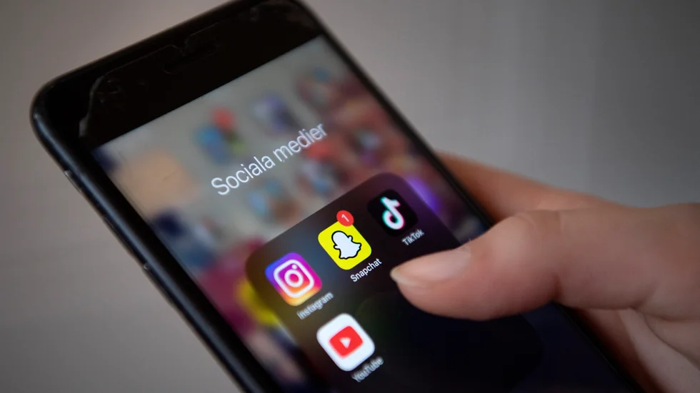 Många ungdomar är rädda och har ångest över just sociala medier menar skribenten.