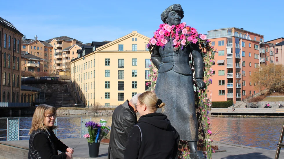 Anna Glänneskog och Stina Björkman på Blåklinten blommor har designat årets klädsel: en kappa.