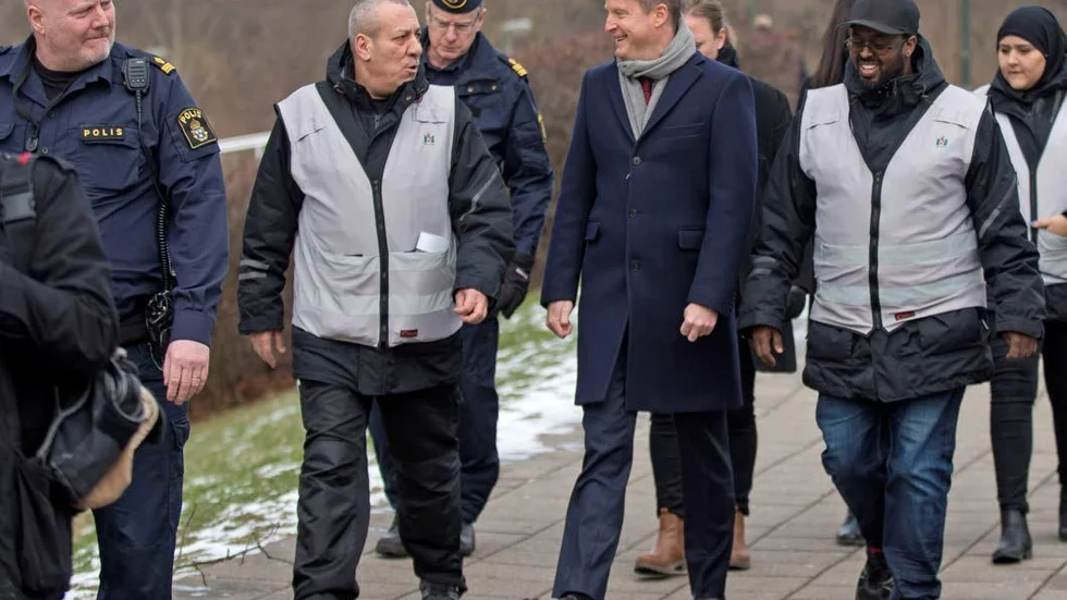 Besök i Malmö. Inrikesminister Anders Ygeman (S) mellan stadsområdesvärdarna Chokri Choubach och Abdi Jama då han på måndagen besökte Rosengård i Malmö.