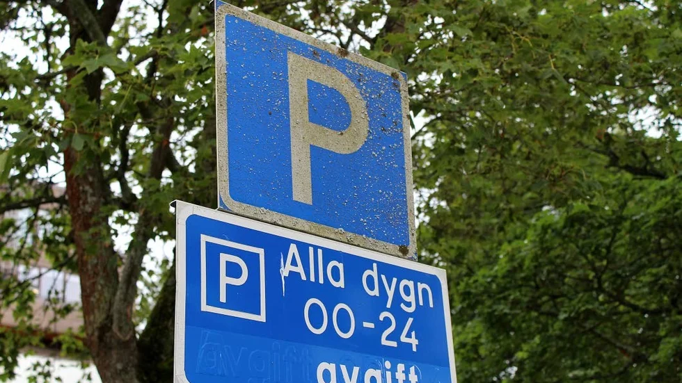 Några parkeringsplatser kan anläggas där minigolfbanan i dag ligger, skriver Jan Fredriksson (C).