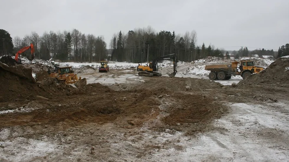 Markarbeten. Schakt- och markarbetena vid platsen för det planerade gigantiska Apoteahuset kommer att pågå ytterligare cirka fyra veckor innan det kan bli aktuellt att sätta spaden i jorden för själva bygget.