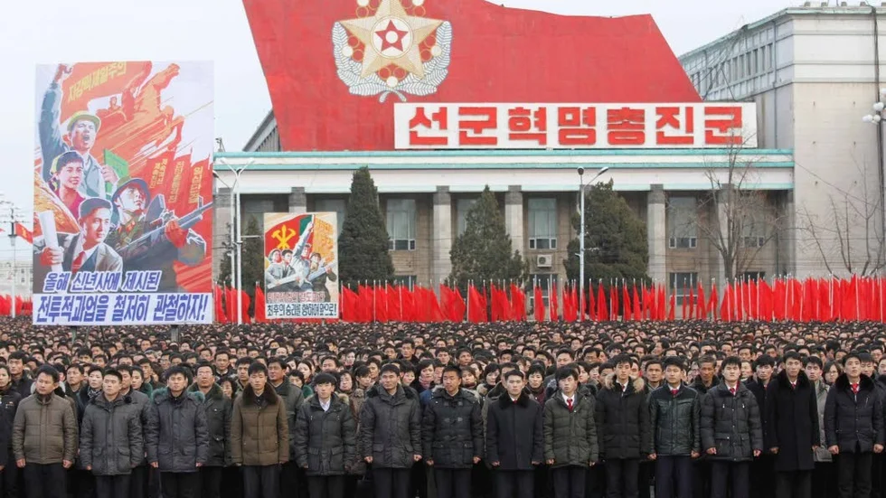Isolerat. I "Anklagelsen" får vi inblick i nordkoreanskt vardagsliv. På bilden ett möte för ledaren Kim Jong-Un, i Pyongyang. (Arkivbild.)