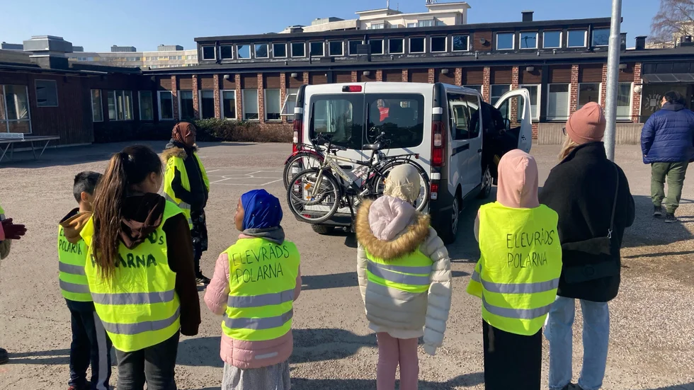 Elevrådet på Brandkärrsskolan fick äran att ta emot cyklarna.