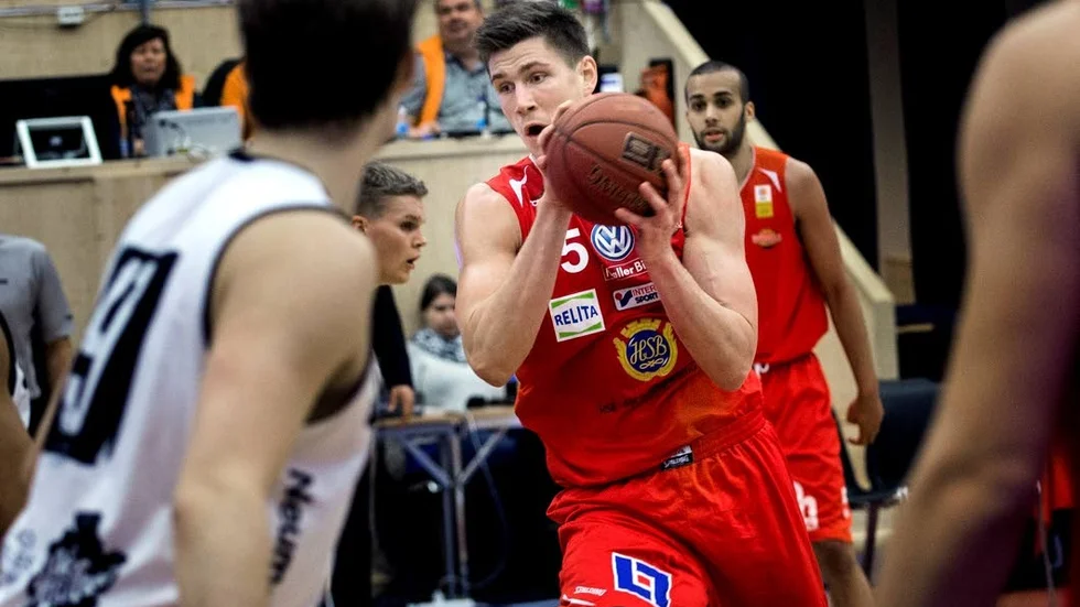 Stängde dörren. Uppsala Basket stängde tresekundersområdet mot Malbas och centern Carl Engström (11 poäng och 9 returer) var en starkt bidragande orsak.