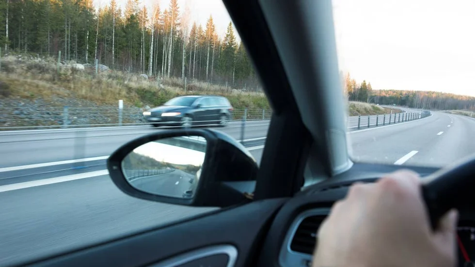 Bilförare åtalas. Nej, över 200 kilometer i timmen får man inte köra på motorvägen.