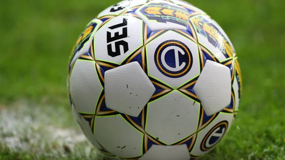 Stökigt med bollen. Eleverna spelade fotboll på tiorasten och det blev bråk. Läraren som ingrep anmäldes för kränkande behandling.