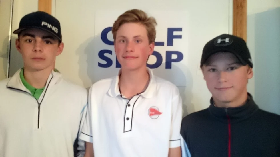 På bilden syns från vänster Theo Eklund som blev 19:e på 170 slag, i mitten Viktor Nyström,  fyra på 154 slag och till höger Robert Blom som blev femma på 160 slag.