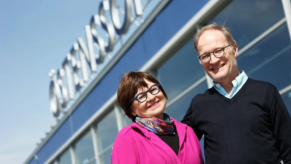 Karina och Håkan Lindblad utanför en av sina butiker. Nu slår man snart upp dörren till en uppfräschad butik i Borensberg. Foto: Fanny Miles