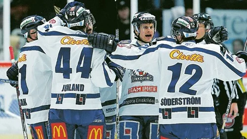 Glada grabbar i LHC. Finalplatsen klar efter storseger mot Färjestaden. Foto: Scanpix