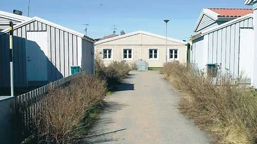 I Järnforsen står de tio lägenheterna tomma. Nu hoppas ägaren att det ska bli mer drag efter dem, om de flyttas till Öland och sätts upp i närheten av Ekerums golfbana.