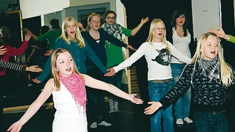 Cirka 50 barn och 60 tonåringar och vuxna ingår i musikalen Annie. Den 3 april är det premiär och fram till dess är det träning som gäller.