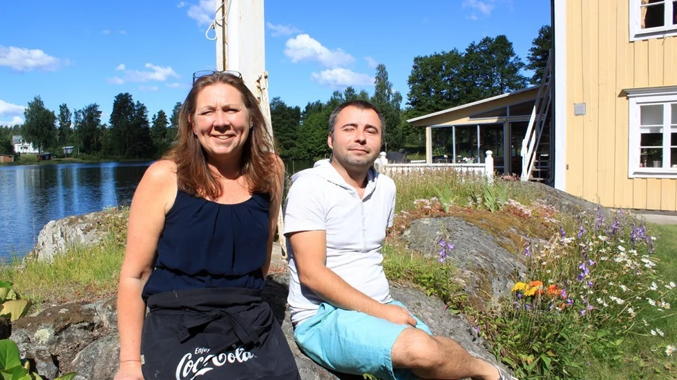 Läget, platsen och människorna  Sanna Kindberg ångrar inte en sekund att hon bytte liv och tog över Storebro gästgiveri. Tino Balan Ciprian är anställd som allt-i-allo. Foto: Rebecca Forsgren Malmström