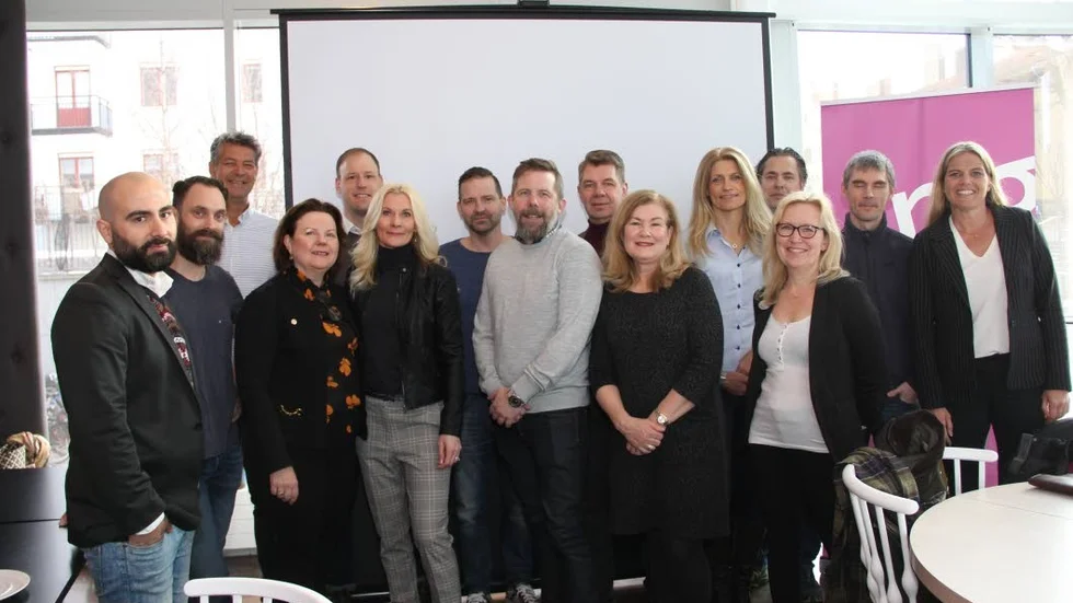 Främre raden från vänster: Ali Omari, Micke Prising, Kaija Carlson, Petra Forsberg Kyller, Paul Hodacs, Ylva Bolin, Kerstin Hansson och Sofi Lahyani. Bakre raden frv Thomas Sonesson, Emil Holmberg, Johnny Hellgren, Tommy Einarö, Theresa Östman, Pär Svärdson och Dan Almcrantz.