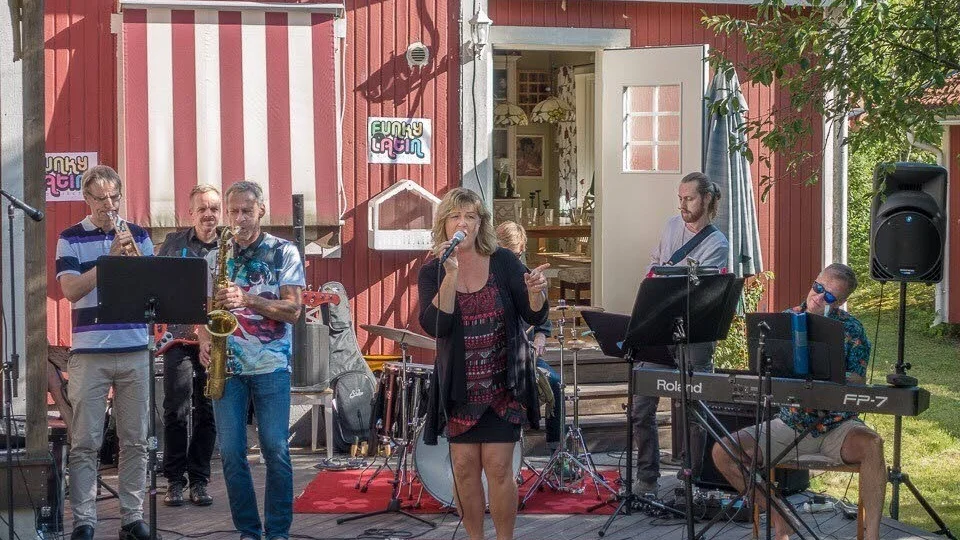 Funky Latin Project med Leena Zeitler vid sångmicken spelar på Kulturoasen på söndag 18 mars.