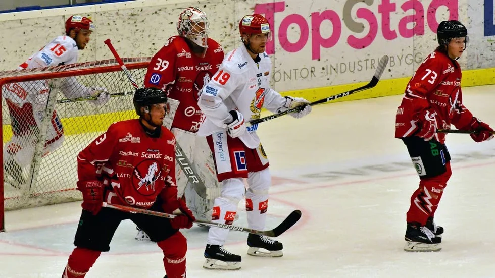 Skadad. William Quist i vit tröja framför mål, här i en match mot Vita Hästen, fick en tackling i andra perioden och en kraftig hjärnskakning.
