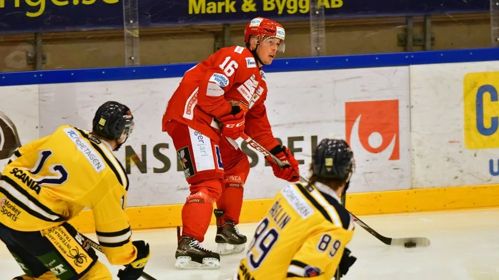 Linus Rotbakken i Almtunas röda tröja i en match mot Södertälje.
