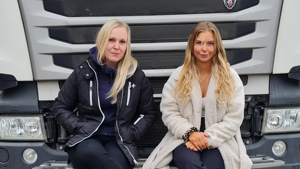 Emma Skoog, 25 och Amanda Jörgensen, 22, utbildar sig till lastbilschaufförer på Kunskapscompaniet i Eskilstuna. Trots att branschen står inför utmaningar ser de ljust på framtiden.