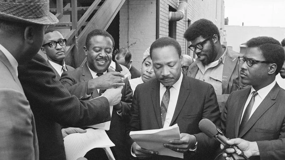 Pastorn och aktivisten Martin Luther King Jr var 39 år då han den 4 april 1968 blev skjuten på balkongen till sitt hotellrum i Memphis, Tennessee. Mördaren James Earl Ray dömdes till 99 år fängelse. På bilden syns Martin Luther King Jr samma vecka som han mördades.
