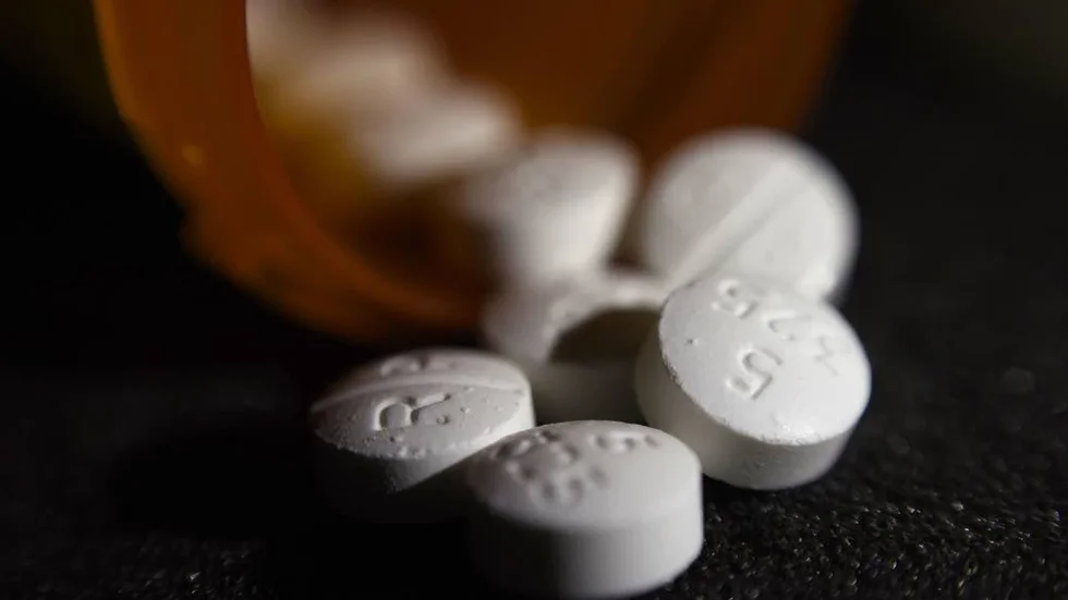 Principiellt intressant. En 23-årig misstänks för att ha sålt det narkotikaklassade läkemedlet Fentanyl. Brottsrubriceringen är dråp alternativt vållande till annans död, vilket är ovanligt.