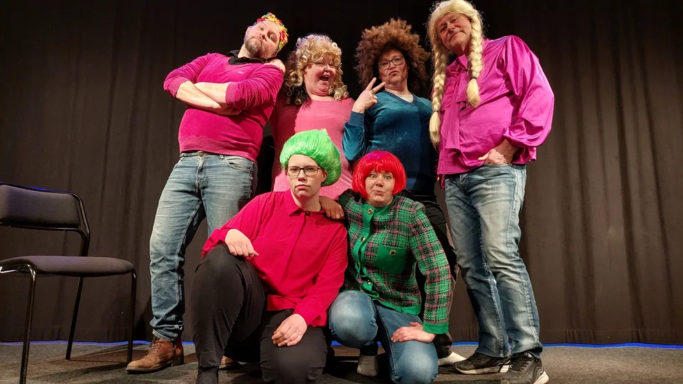 Niclas Beijar, Ingela Wahlstam, Terhi Iho Savolainen, Lasse Ålund, Amanda Franzén och Eva Ahlin förbereder sig som bäst för Oxelörevyns 20-årsjubileum.