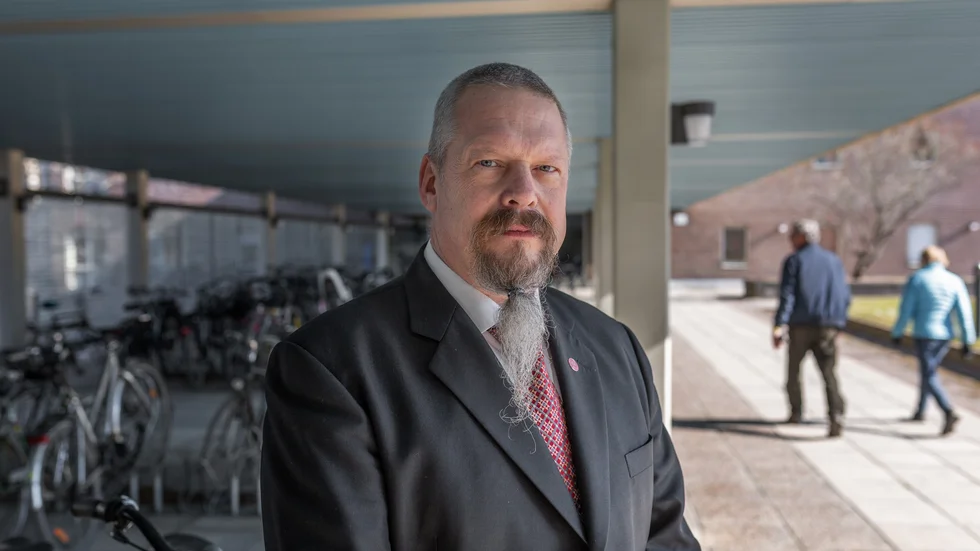 Anders Backlund, professor i farmakognosi vid Uppsala universitet, pekar på att frågor om hållbarhet har en central plats i universitetets mål- och strategidokument. Men enligt honom ges det inte den kraft det borde hos Akademiförvaltningen. 