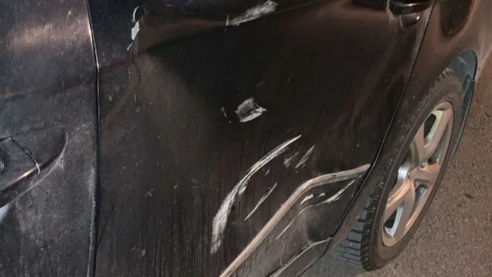 När den äldre mannen backade in sin bil i bakdörren på en parkerad bil ringde vittnen till polisen.