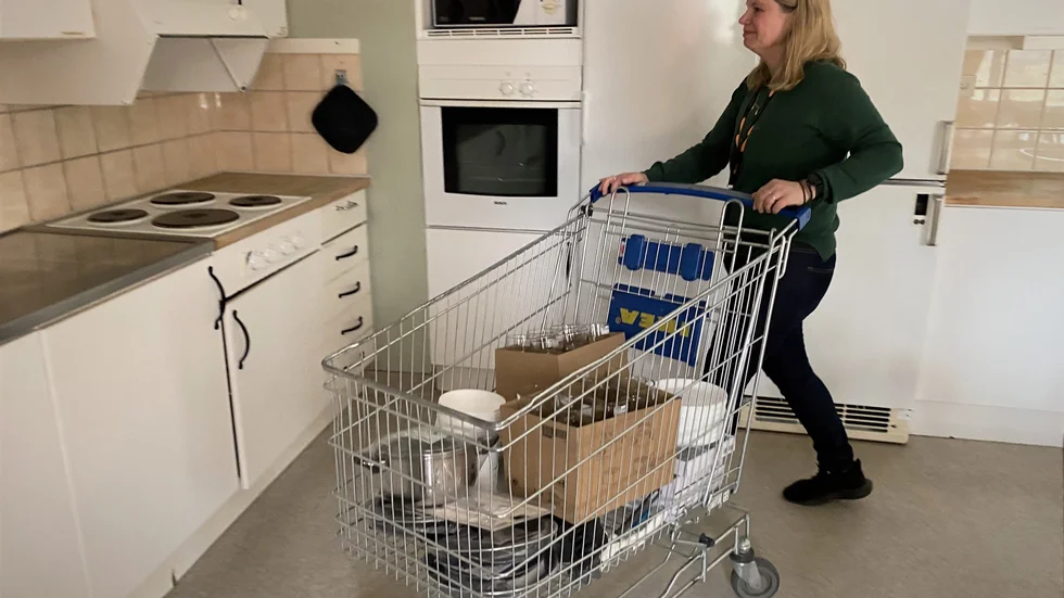 Lena Munter, etablerings- och integrationsamordnare ska fylla på köksskåpen med porslin och husgeråd. Tanken är att de som flyttar in på F-huset efter ett tag ska kunna laga eller värma mat på plats.