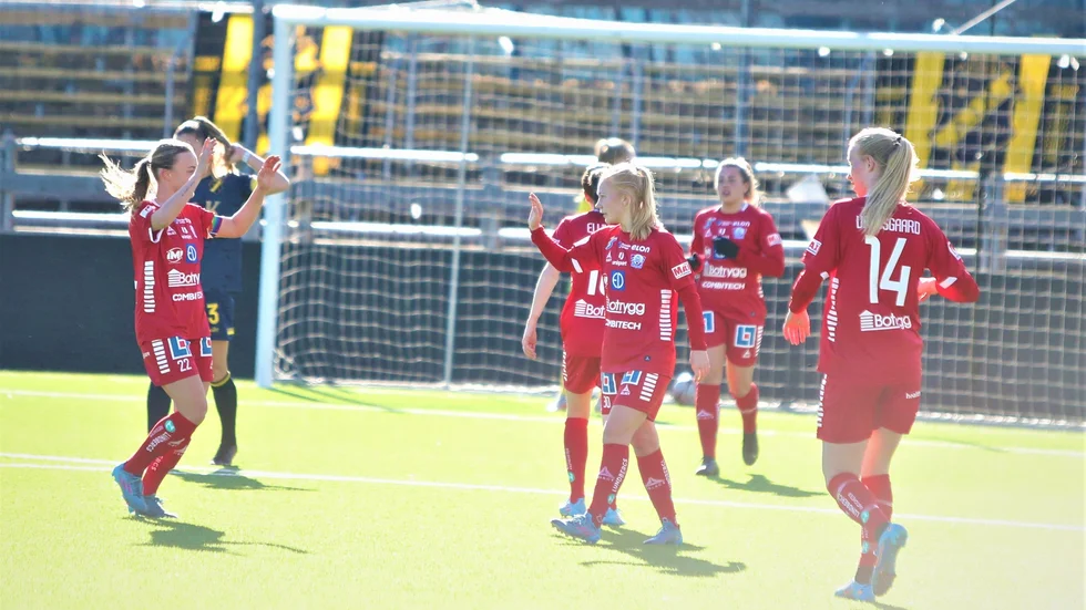 Sofie Bredgaard jublar efter sitt 1-1-mål mot AIK i genrepet. Bredgaard kommer nog bli en offensiv nyckel för årets LFC.