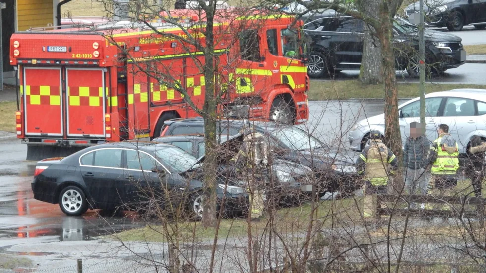 Det började ryka från en bil på Klingsbergsgatan på torsdagen.