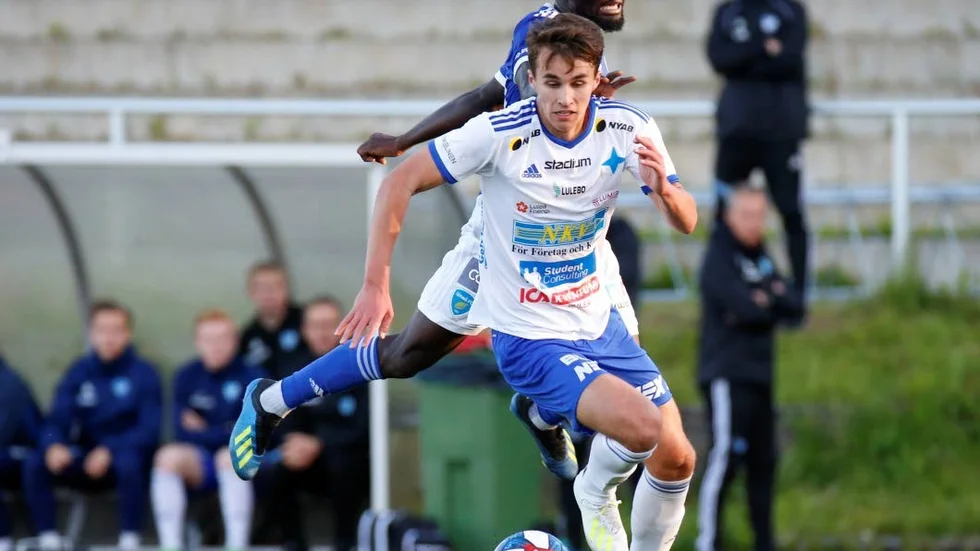 Isak Abrahamsson fick kliva av i halvtid mot Skellefteå FF. (Arkivbild)